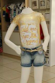 Para as meninas têm opção de t-shirt em detalhe dourado por R$ 139,90  e short por R$ 199,90.