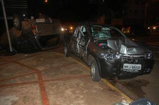 Caminhonete ficou com as rodas para cima e picape danificada em acidente. (Foto: Simão Nogueira).