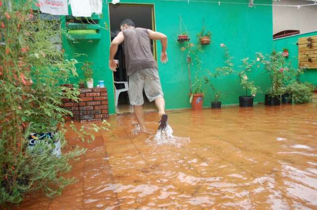 Transtornos causados pela chuva acabam com o feriado de moradores