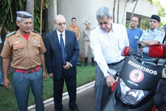 Governador cita valoriza&ccedil;&atilde;o profissional na entrega de viaturas aos bombeiros