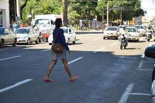 Jovem atravessa no meio da rua, a poucos metros da faixa de pedestre (Foto: Vanderlei Aparecido)