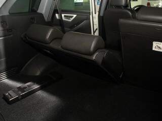Para garantir conforto dos passageiros, SUV vem com bancos traseiros reclináveis (Foto: Marcos Ermínio)