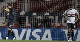 São-paulinos saem do jogo de cabeça baixa após derrota em Buenos Aires (Foto: G1)