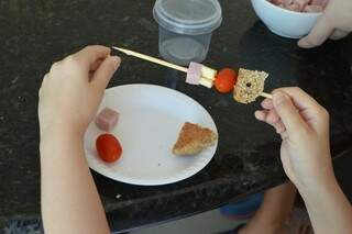 Incentive a criança a explorar a cozinha, montando o próprio prato (Foto: Kimberly Teodoro)