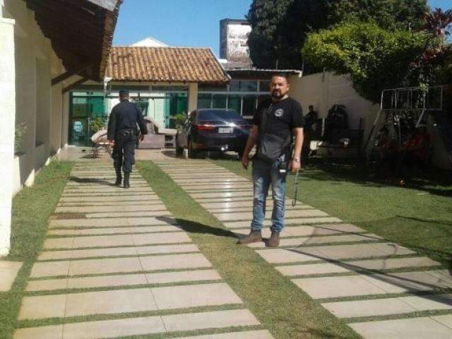 Pol&iacute;cia acha fuzil na casa de suspeito de atentado com 4 mortes