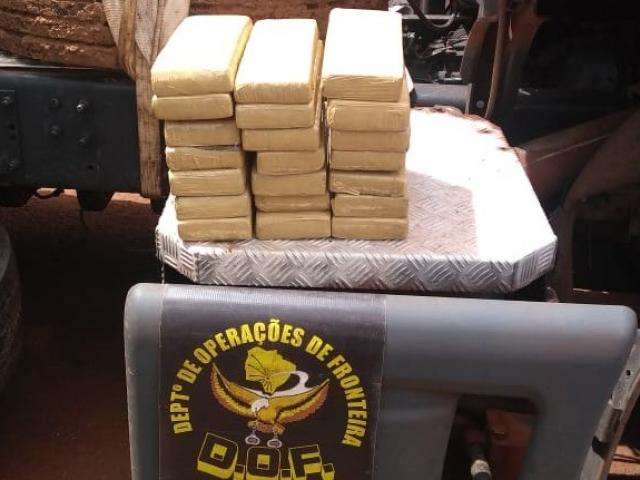 Traficante de 20 anos &eacute; preso com maconha e 28 pneus contrabandeados