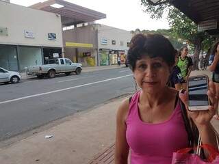 Maria Aparecida, enquanto espera ônibus na Rua Rui Barbosa. &quot;Meu filho já foi assaltado várias vezes e eu fico sempre atenta&quot;. (Foto: Anahi Gurgel)