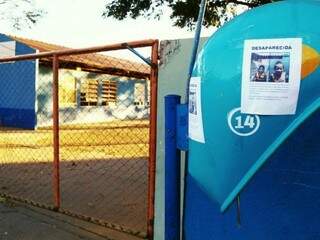 Cartazes de &#039;procura-se&#039; da garota foram espalhados por todo o bairro. (Foto: Fernando Antunes_