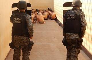 Policiais revistaram presos e celas. (Foto: Jornal da Nova)