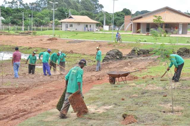 Para acabar com mato, prefeitura planta 10 mil mt de grama em parque