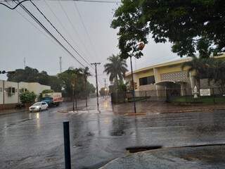 Garoa em Dourados molhou ruas (Foto: Adilson Domingos)