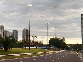 Avenida Afonso Pena, em Campo Grande, que amanhece com céu parcialmente nublado. (Foto: Kleber Cajus)
