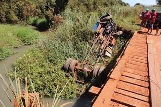 O caminhão tombou e caiu da ponte (Foto: Jornal da Nova)