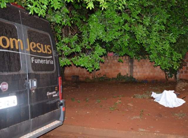 Homem &eacute; assassinado com 15 golpes e fac&atilde;o &eacute; encontrado ao lado do corpo 