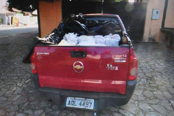  Pol&iacute;cia prende traficante em caixa d&acute;&aacute;gua e apreende meia tonelada de maconha