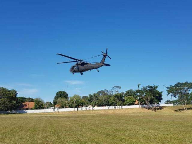 Helic&oacute;ptero &eacute; usado no resgate do corpo de pedreiro que se afogou no Rio Negro