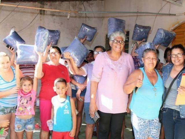 Morador de 4 bairros da Capital recebem cobertores arrecadados pelo FAC