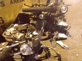Motocicletas utilizadas para entrega ficaram empilhadas (Foto: Direto das Ruas)