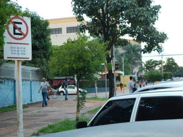 Com vagas &quot;roubadas&quot;, pais s&atilde;o multados por estacionar em fila dupla