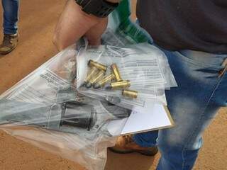 Revólver e munições que estavam com um dos suspeitos mortos nesta sexta em Dourados (Foto: Adilson Domingos)
