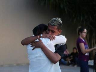 Abraço na mãe de Jennifer simboliza comoção que o caso em questão gerou (Fotos: Alcides Neto)