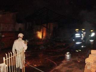 Bombeiros não conseguiram salvar nada; casa foi consumida pelas chamas (Foto: Marcos Donzeli/Nova Notícias)