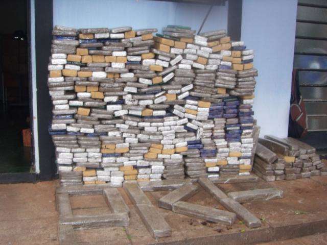 Camionete &eacute; abordada ap&oacute;s ultrapassagem e policiais encontram 600kg de droga