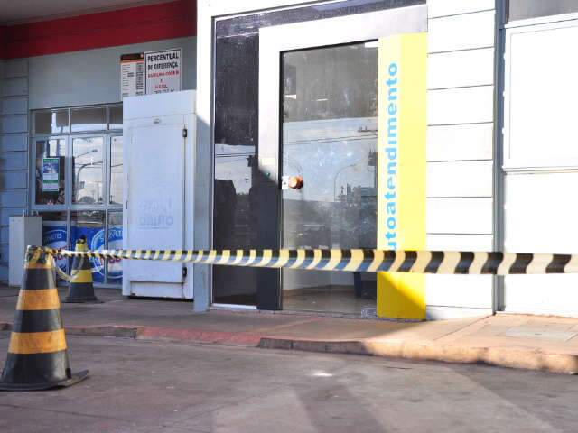  Bandidos rendem funcion&aacute;rios de posto e arrombam caixa eletr&ocirc;nico