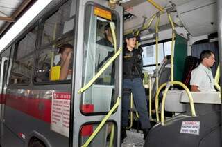 Policiais garantem a segurança dentro dos ônibus do transporte urbano de Campo Grande. (Foto: Divulgação)