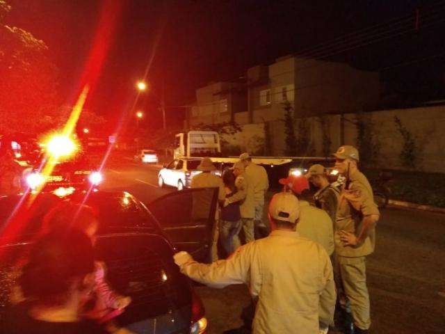 Transtornada, mulher abandona beb&ecirc; em canteiro de avenida no Rita Vieira