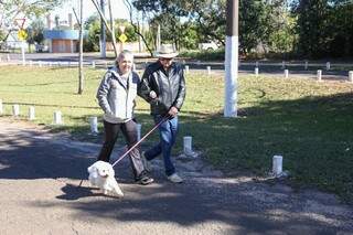 Zaida Godoy e o esposo Willian Godoy passeando no parque com o cachorro (Foto: Paulo Francis)