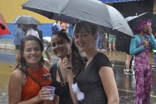 Nem a chuva segurou as amigas Rayane, Laura e Isabela. Rayane, que morou 11 anos em Olinda (PE), disse se sentir em casa 