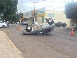 Celta capotou em acidente em cruzamento da avenida Coronel Antonino. (Foto: Keroyn Araújo)