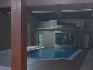 Casa de alto padrão tinha até piscina na área gourmet. (Foto: Divulgação) 