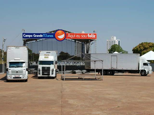  Palco para show do Michel Tel&oacute; j&aacute; est&aacute; quase pronto