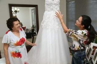 Avó do noivo cortou o modelo e a mãe dele, Fátima, fez os bordados. (Foto: Marcos Ermínio)