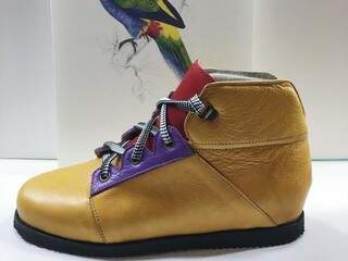 Os sapatos são produzidos na região sul do País e com materiais reaproveitados. Cada peça custa R$ 280,00.