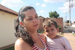 Cláudia, que mora ao lado do Ceinf, diz que está ansiosa para a inauguração, que ainda não tem prazo. (Foto: Marcos Ermínio)
