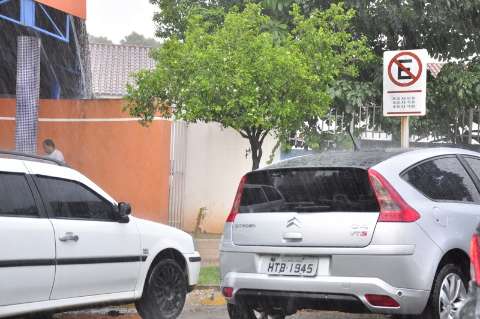 Servidores estacionam em vagas destinadas à idosos e cadeirantes, reclama leitor
