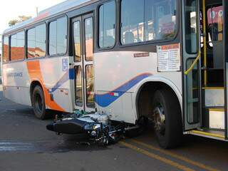 Moto e ônibus seguiam no mesmo sentido. Condutor perdeu controle e moto teria derrapado. (Foto: Simão Nogueira)