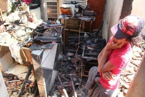 Incêndio destrói casa e moradora pede ajuda para recuperar a vida após fogo