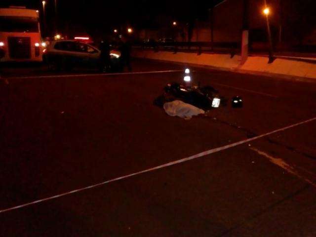 Motociclista morre ao bater na traseira de caminh&atilde;o na Duque de Caxias 