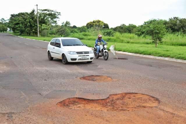 Sequ&ecirc;ncia de buracos complica vida de motorista  pr&oacute;ximo a hospital 