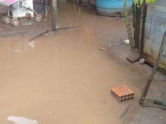 Em pouco mais de uma hora, chuva intensa causa alagamentos em bairro