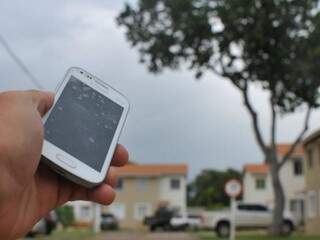 Sem sinal dentro de casa, a saída é andar por apartamento, gritar que a ligação está cortando ou procurar lugar em árvore. (Foto: Alcides Neto)