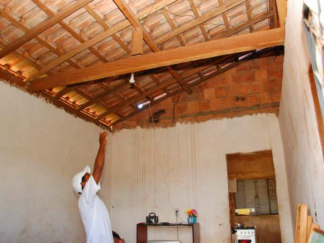  Menina de 8 anos encontra padrasto morto pendurado e com as m&atilde;os amarradas