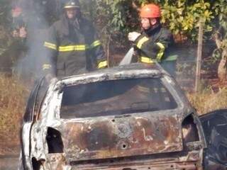 Carro foi destruído pelo fogo em acidente (Foto: Sidrolândia News)