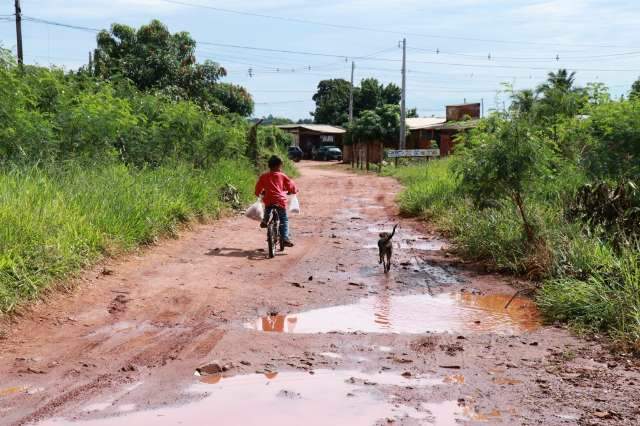 Depois da chuva, desafio &eacute; transitar entre crateras e lama no Campo Alto