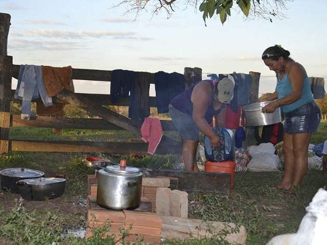 Invas&atilde;o de tr&ecirc;s fazendas tem 500 &iacute;ndios e pecuarista tenta tirar gado