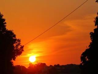 Sol predomina no céu de Campo Grande nesta manhã de quinta-feira. (Foto: André Biitar)